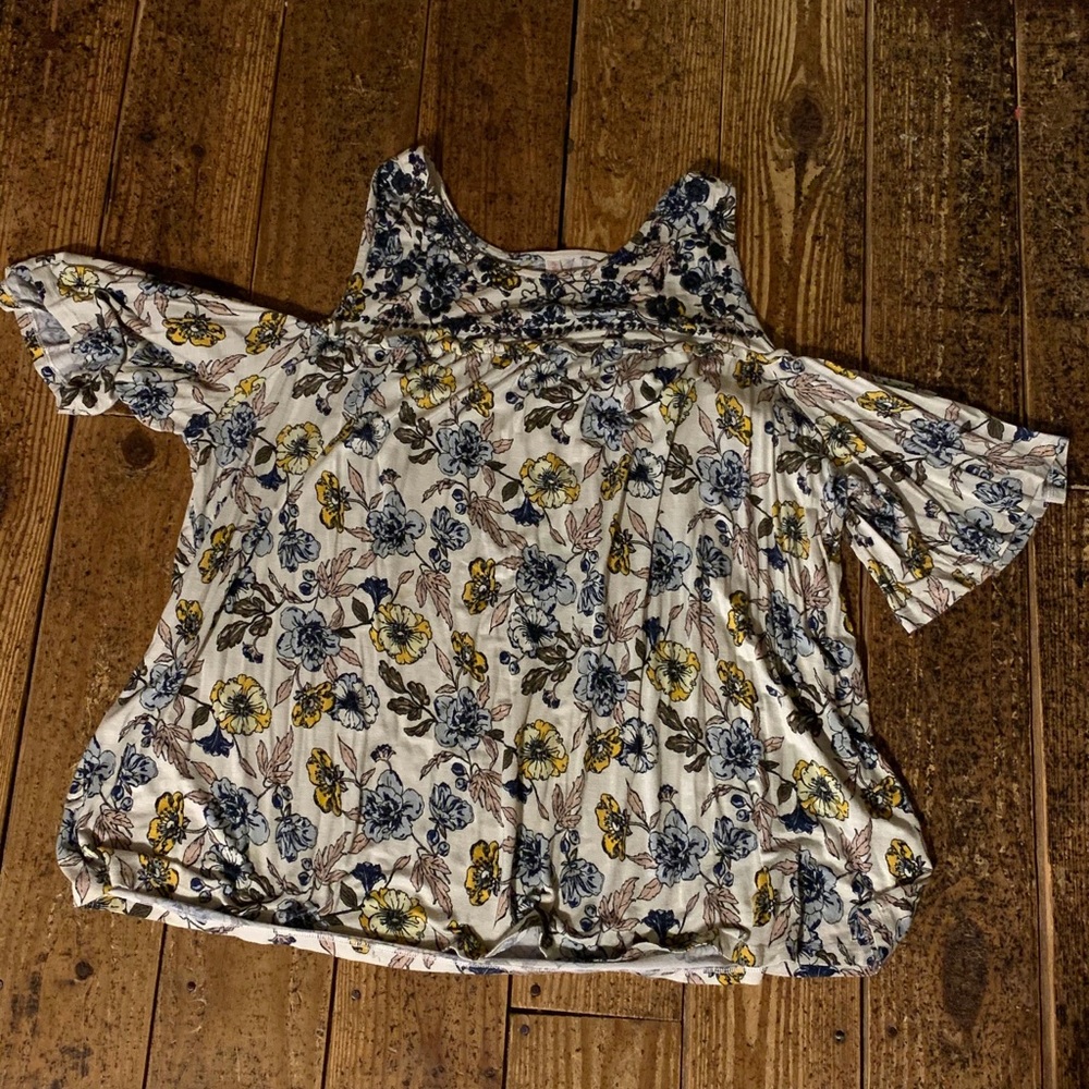 Xhilaration cold shoulder flower print Blouse